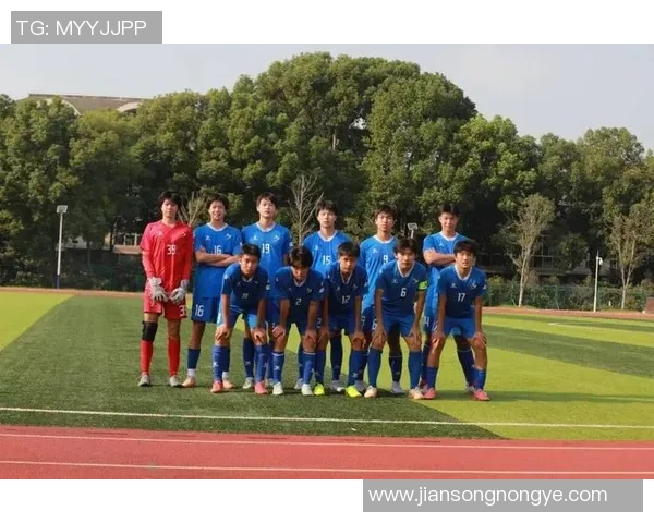 南京足球队在足球团队协作排行榜中荣获第十名展现出强大团队精神与默契配合