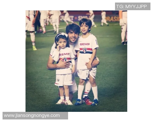 世界足球明星Instagram动态揭秘球场内外的精彩瞬间与生活点滴