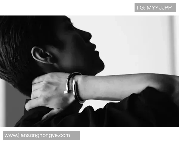 鹿晗踢足球展现明星风采足球场上的魅力与热情交织成传奇